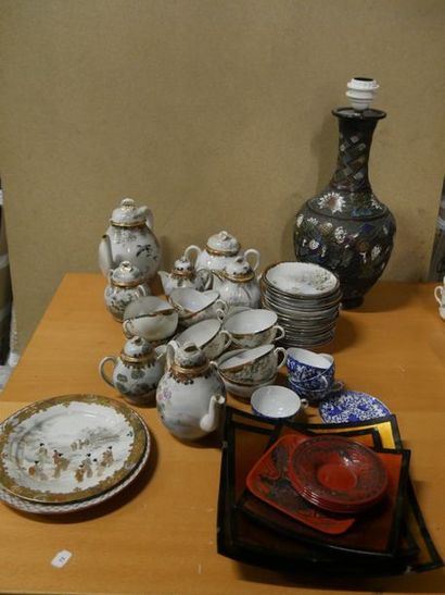 null Mannette d'objets divers dont service à thé en porcelaine, CHINE