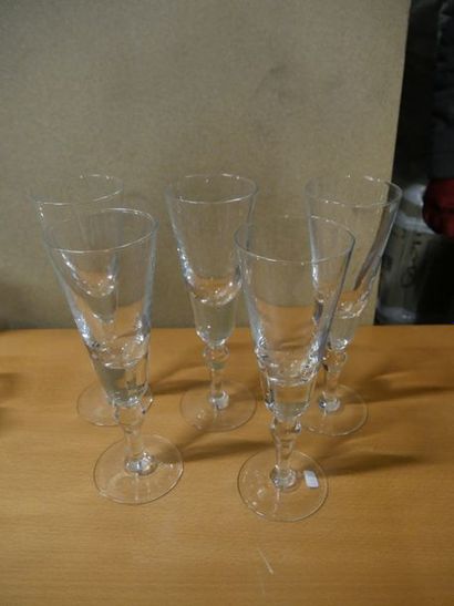null Handle for glasses including carafes, wine glasses and water glasses and crystal...