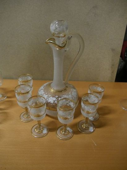null LOT consisting of a carafe and 6 wine glasses decorated with golden fillets...