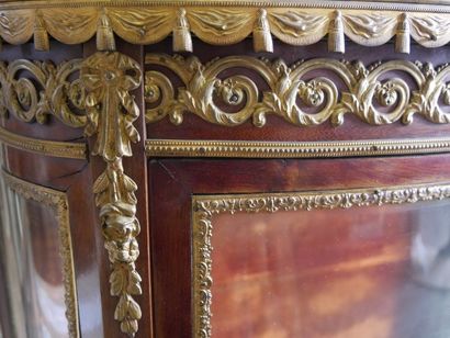 null Mobilier divers dont : Commode galbée placage de marqueterie style Louis XV