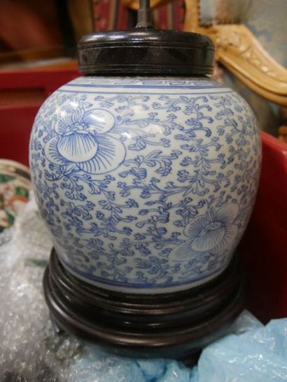 null Porcelaines chinoises blanc bleu et belle paire de vases CANTON