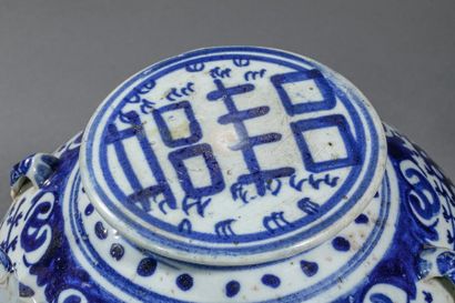 null CHINA, 19th century. Large blue-white enamelled stoneware covered jug. Decoration...