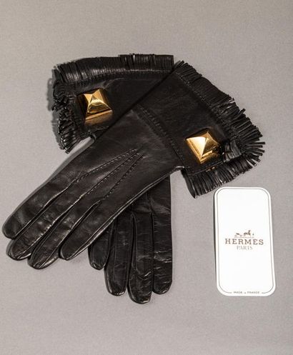 null HERMES PARIS - Paire de gants en cuir noir à manchettes décorées de gros clous...