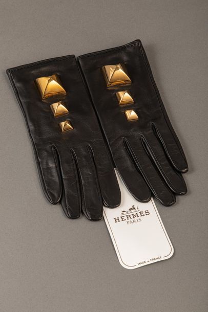 null HERMES PARIS- Paire de gants en cuir noir agrémentés de trois gros clous dorés,...