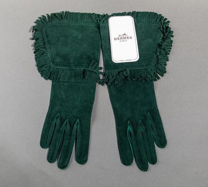 null HERMES PARIS- Paire de gants frangés à grandes manchettes en daim vert bouteille,...