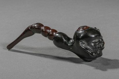 null JAPAN, 19th century. Wooden pipe carved with a smiling male head blowing smoke....