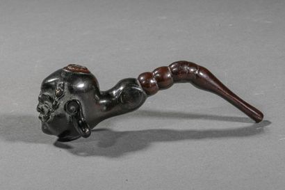 null JAPAN, 19th century. Wooden pipe carved with a smiling male head blowing smoke....