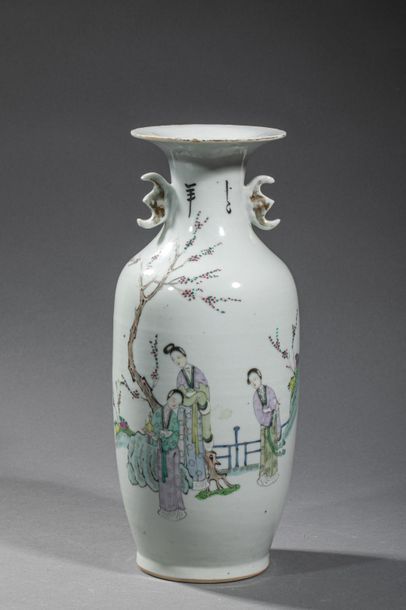 null CHINA, 20th century. Mark on the reverse side. Baluster vase in polychrome enamelled...