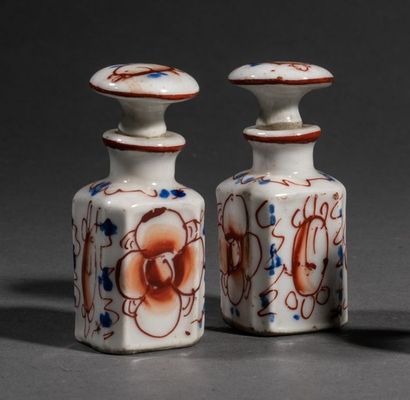 null CHINA-Pair of small porcelain covered flasks with flowers decoration, Imari...