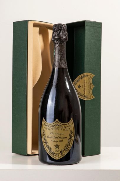 null 1 bottle of champagne DOM PERIGNON 1990- Möet et Chandon. In his box (dirt)