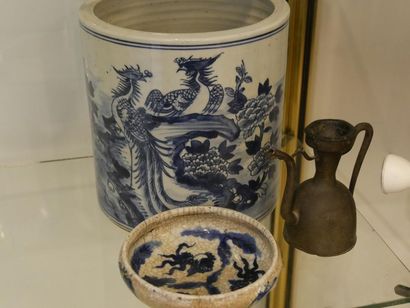 null Brush pot in blue white porcelain decorated with birds in a leafy surround....