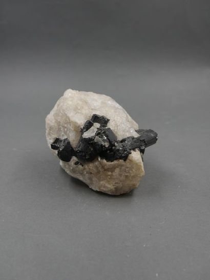 null Tourmaline noire dans un bloc de quartz,
