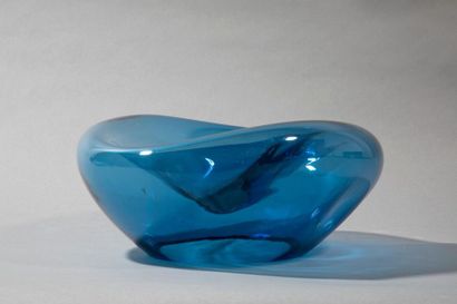 null KLAGERIAN - Coupe moderniste en verre bleu translucide - Signée et datée au...