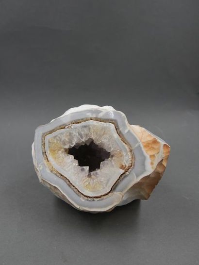 null Quartz geode in a block of agate, Size: 16 x 12 cm.