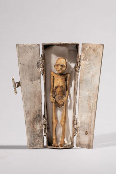 null Vanité -Squelette en os sculpté, allongé dans un cercueil en métal à portes...