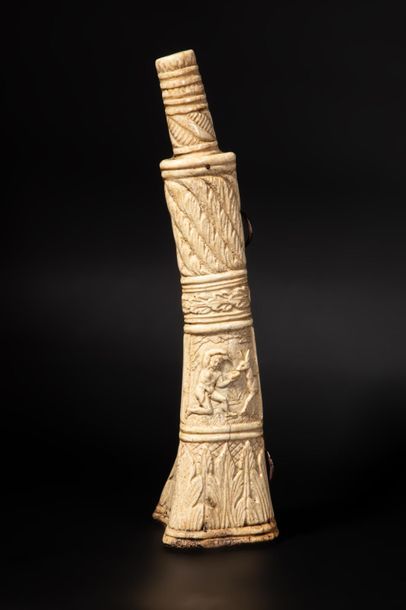 null Poire à Poudre en forme de corne de chasse ou oliphant entièrement sculptée...