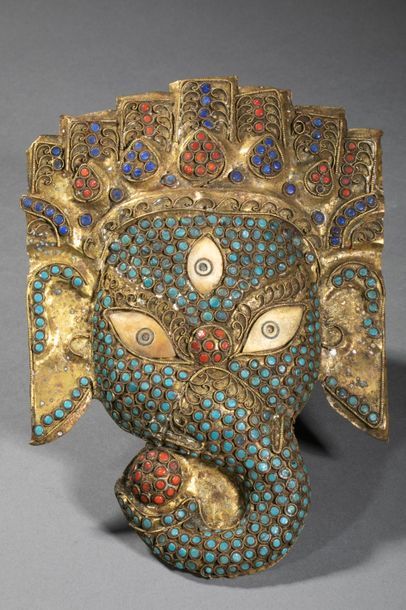 null INDE ou HIMALAYA, XXème siècle. Beau masque repoussé de Ganesha couronné à décor...