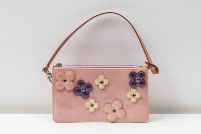 null Louis VUITTON - Petit sac en cuir vernis rose monogramé rehaussé de fleurs violette,...