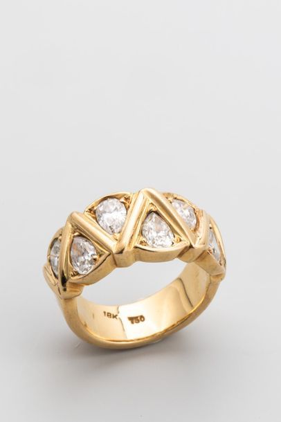 null Bague anneau en or jaune 18k surmontée de cinq beaux diamants taille poire pour...