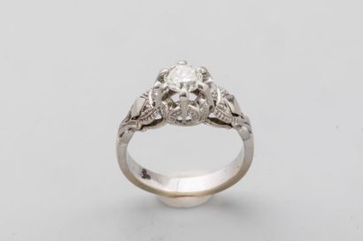 null Ring in 18K white gold surmounted by a diamond of about 0.5cts - PB: 4.1gr -...