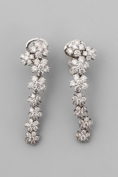 null Pair of diamond-pavé falling flower earrings - 18k white gold PB: 12,8gr - length:...