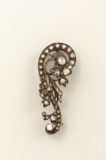 null Brooch with scrolls and flowers in 14ct gold and silver surmounted by diamonds...