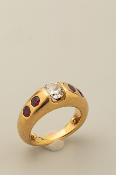 null Bague jonc en or jaune 18k surmontée d'un beau diamant taille brillant d'environ...