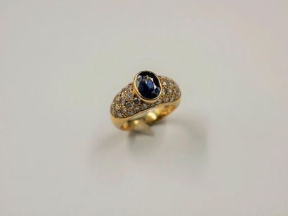 null Ring in 750mm yellow gold paved with diamonds and surmounted by an oval sapphire,...