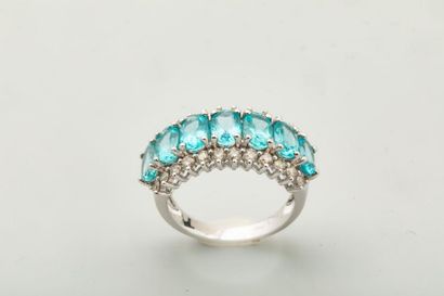 null 18k white gold ring surmounted by a cushion-cut apatite line between two rows...