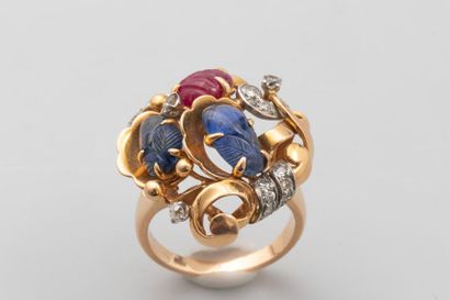null Flower-shaped 18k yellow gold ring with ruby, sapphire and diamond cabochons...