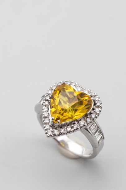 null 18k white gold ring surmounted by a yellow sapphire heart and baguette-cut diamonds...