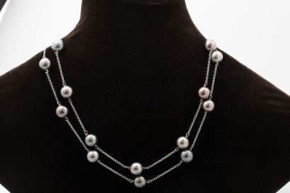 null Long necklace in 18K white gold decorated with grey tahitian pearls diam 9,5-10mm...