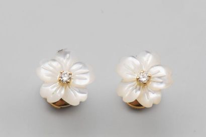 null Pair of earrings "Flowers" in 18k gold set with 2 mother-of-pearl cut flowers...