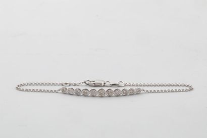 null Bracelet « ligne » en or blanc 18k surmonté de diamants blancs taille moderne...