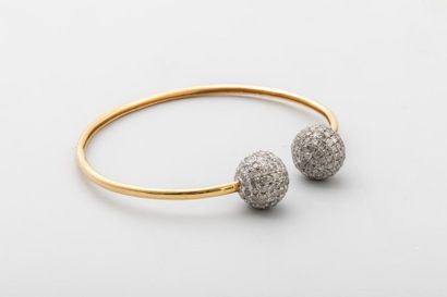 null Bracelet jonc en or jaune 18k orné aux extrémités de deux boules pavées de diamants...
