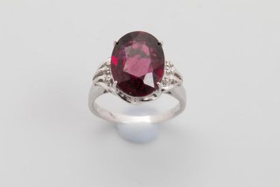 null 18K white gold ring set with a rhodolite with 3 diamonds on each side, Gross...