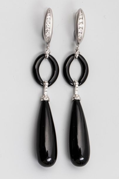 null Earrings in amati white gold, brilliant-cut diamonds and onyx Gross weight 17,5g...