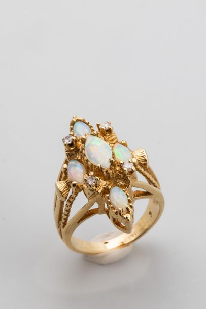 null Marquise ring in 14k yellow gold surmounted by opals - PB: 7.9 g - TDD:53
