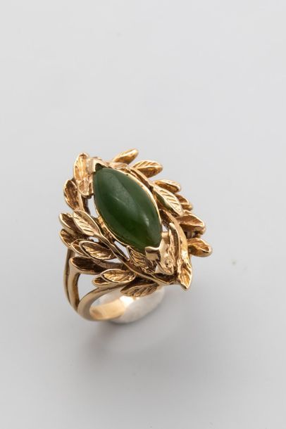 null Bague en or jaune 14K ornée d'une chrysoprase ovale entourée de feuilles ciselées...