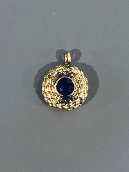 null Pendant in 18k yellow gold simulating a basket, in the center a tourmaline -...