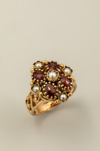 null Flower ring in 18k yellow gold set with 4 alternating garnets of pearls Years...