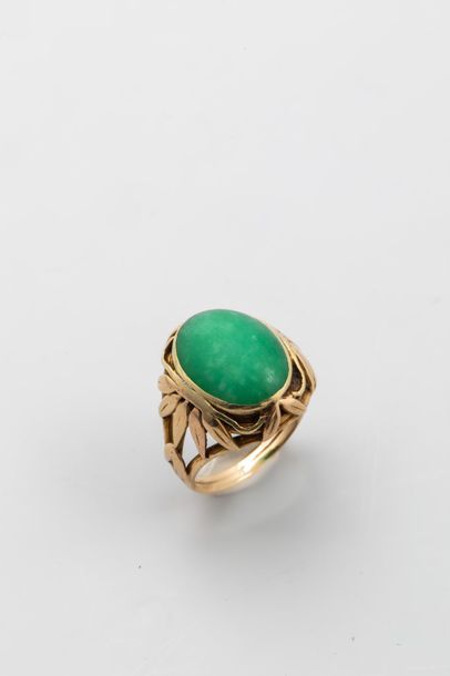 null Ring Chevalière in 18k yellow gold with a green jade cabochon (to be polished)...