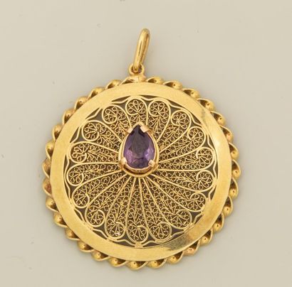 null Circular pendant in 18K yellow gold filigree and interlaced with a pear cut...