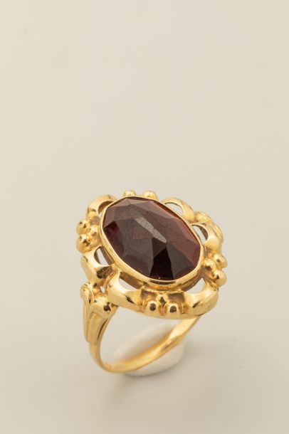 null 18k yellow gold ring with a garnet cabochon - Gross weight : 4gr