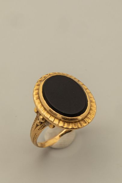 null Ring in 18k yellow gold and onyx oval plate - PB: 3.3gr - Years 60 TDD 53