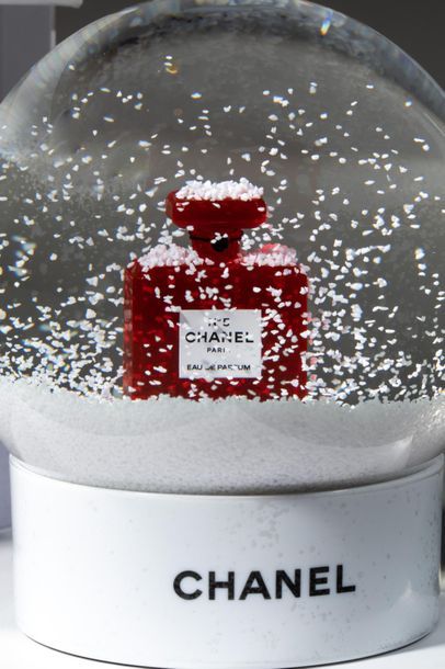 null CHANEL - Boule à neige figurant le flacon n°5 en rouge - Dans son coffret -...