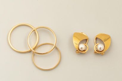 null Three 18k yellow gold rings and 2 clip earrings with pearls, Gross weight: 7,3...