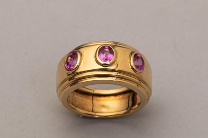 null Antique style 18k yellow gold ring set with three oval pink sapphires Gross...