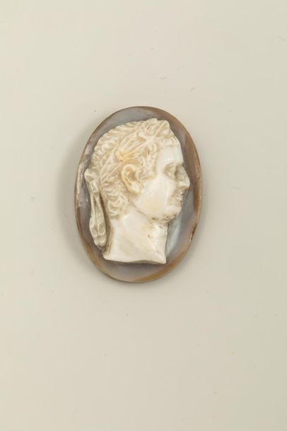 null Oval cameo on chalcedony representing an antique character in profile - Period...