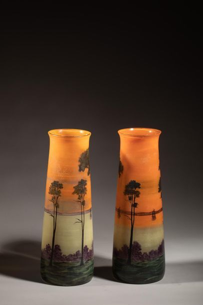 null MULLER Frères - Vers 1920 - Paire de vases cylindriques en verre marmoréen orange...